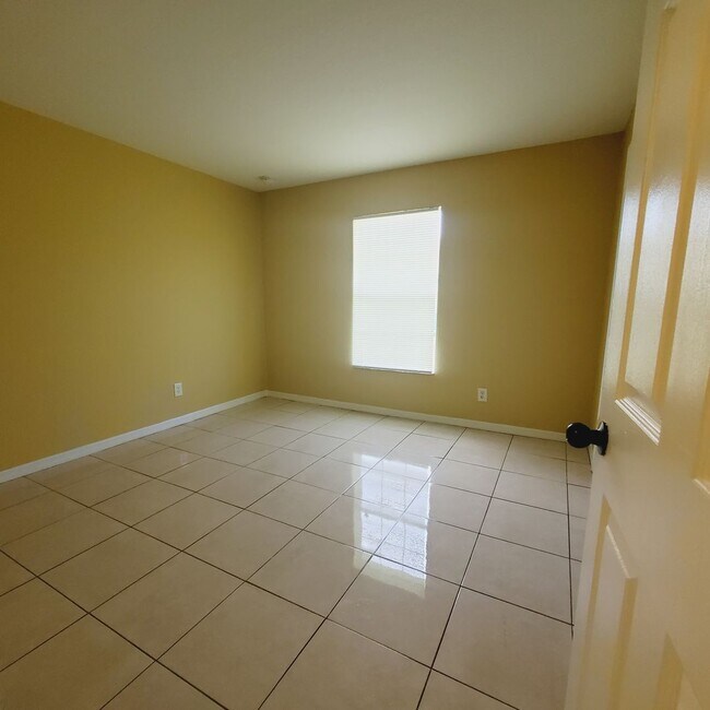 Building Photo - Spacious 3 Bedroom 2 Bath 2 Car Garage PLU...