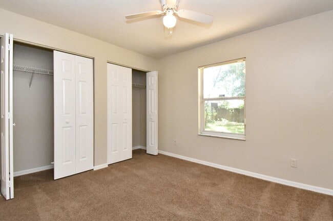 Building Photo - Spacious 3BR/2BA Corner Lot Home + Bonus Room in Silver Springs Shores – $1,500 /Month