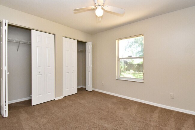 Building Photo - Spacious 3BR/2BA Corner Lot Home + Bonus Room in Silver Springs Shores – $1,650/Month