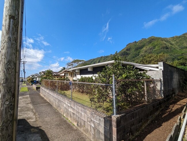 Building Photo - Vintage Upper Manoa 3 bed 2.5 Bath home