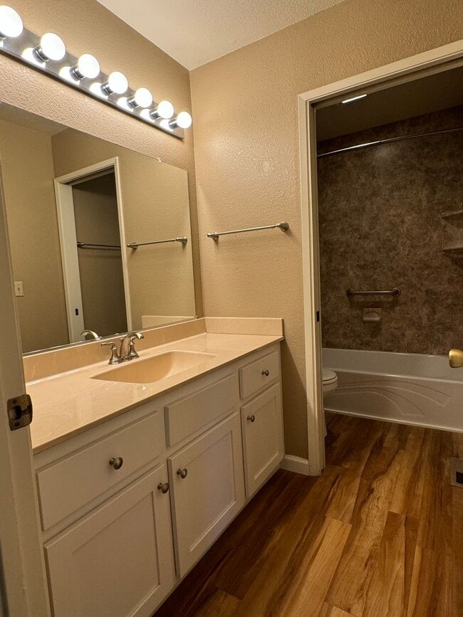 Building Photo - Nicely updated condo in Cirby Woods III
