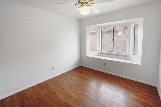 Building Photo - Stylish & Bright 3-Bed Oasis with Desert B...