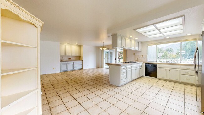 Building Photo - 7971 Oakmont Dr