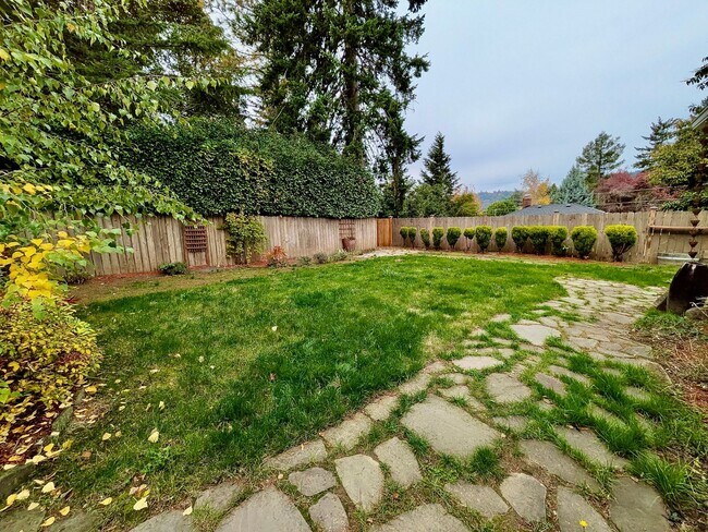 Building Photo - Darling 2 Bed 1 Bath 1940's Cottage Near Multnomah Village is a Must See!