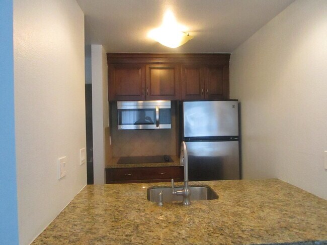 Building Photo - 640 The Vlg
