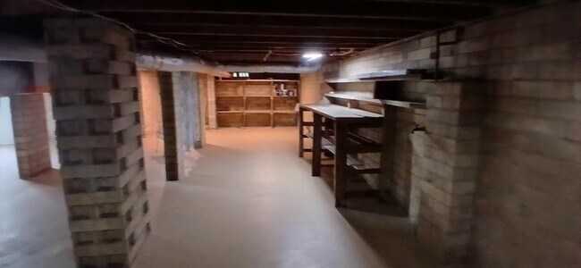 Building Photo - 923 NE 2nd St