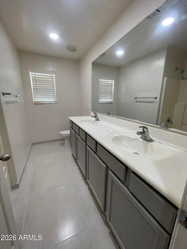 Building Photo - 1466 Holiday Dr