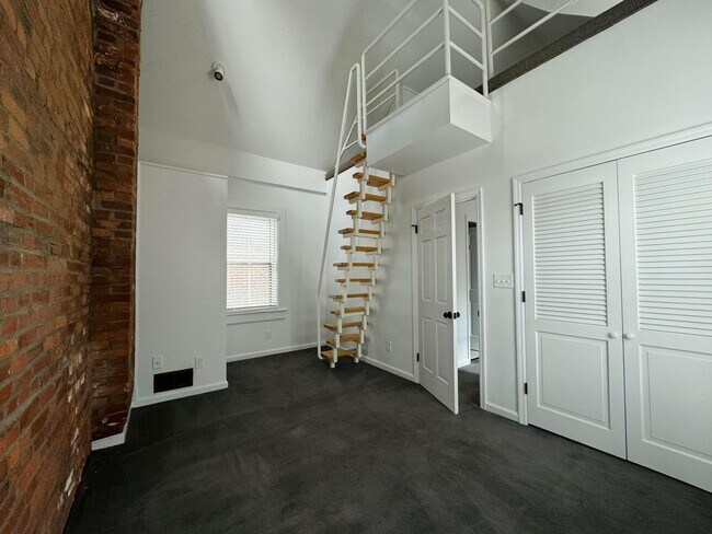 Building Photo - 561 S 5th St