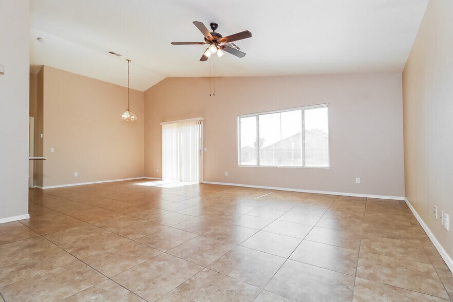 Building Photo - 9015 W Roanoke Ave