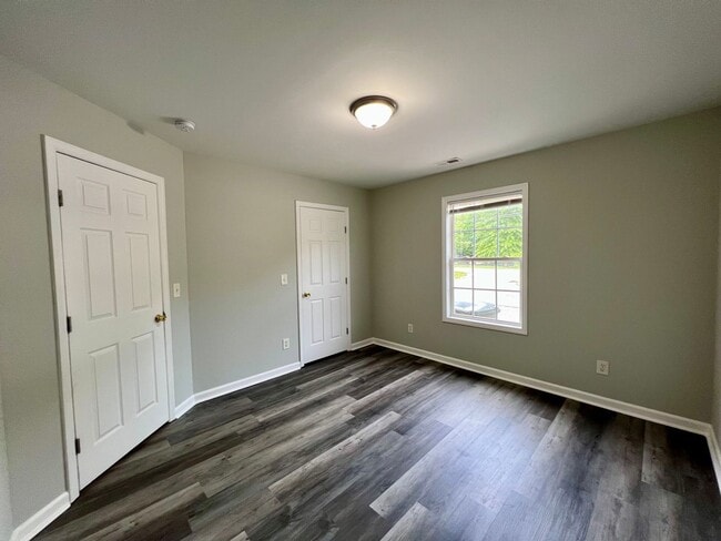 Building Photo - 3 Bedroom Duplex with Yard