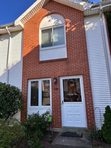 Primary Photo - 585 Park Rd