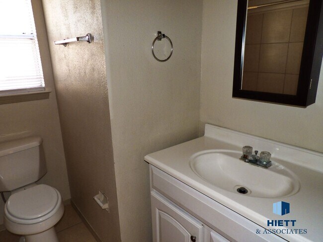 Building Photo - Great move in ready home close to Ft. Bliss