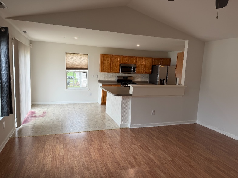 Building Photo - 45 Anchor Ln