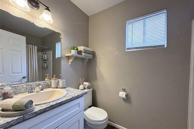 Building Photo - 1741 E Pepper Cir