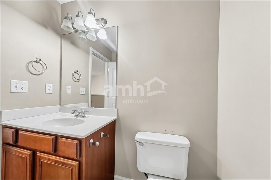 Building Photo - 2053 Leefield Dr