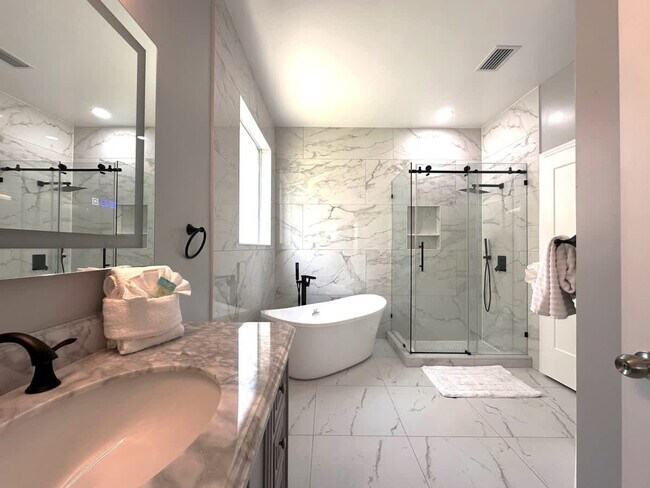 Building Photo - 421 Cabello Dr