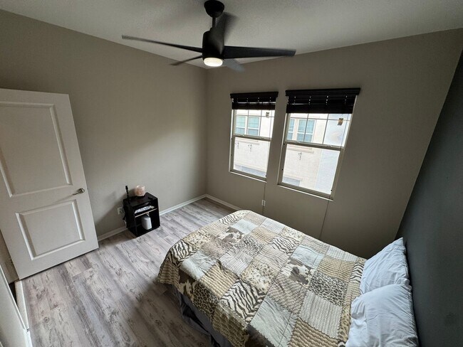 Building Photo - Spacious 2-Bedroom, 2-Bath Modern Home Loc...