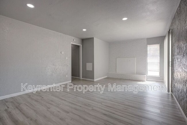 Building Photo - 1309 Crown Point Ave