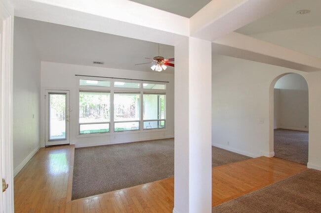 Building Photo - 3 Bedroom Home in Country Heights
