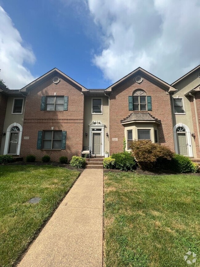 Building Photo - Spacious three bedroom, two and a half bat...