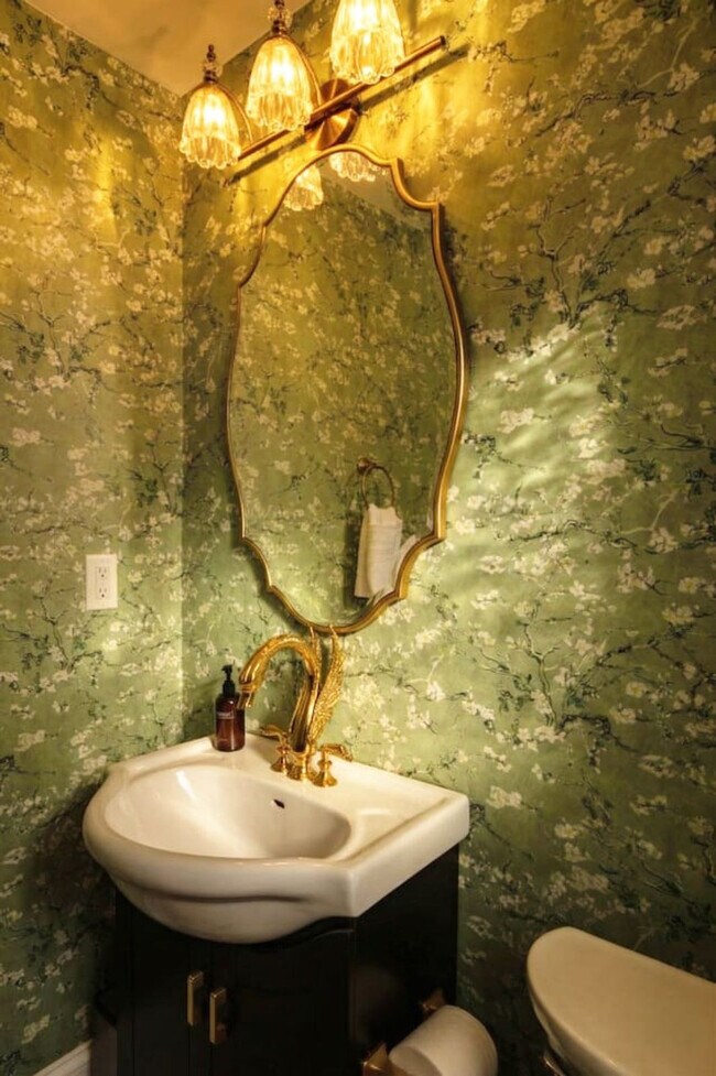 Building Photo - 152 E McMicken Ave