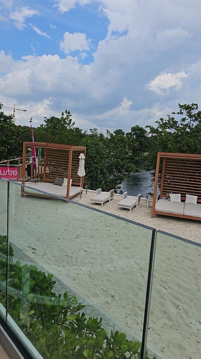 Building Photo - 16385 Biscayne Blvd