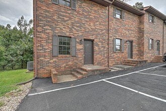 Building Photo - Newly Renovated 2 Bedroom 1.5 Bath Condo l...
