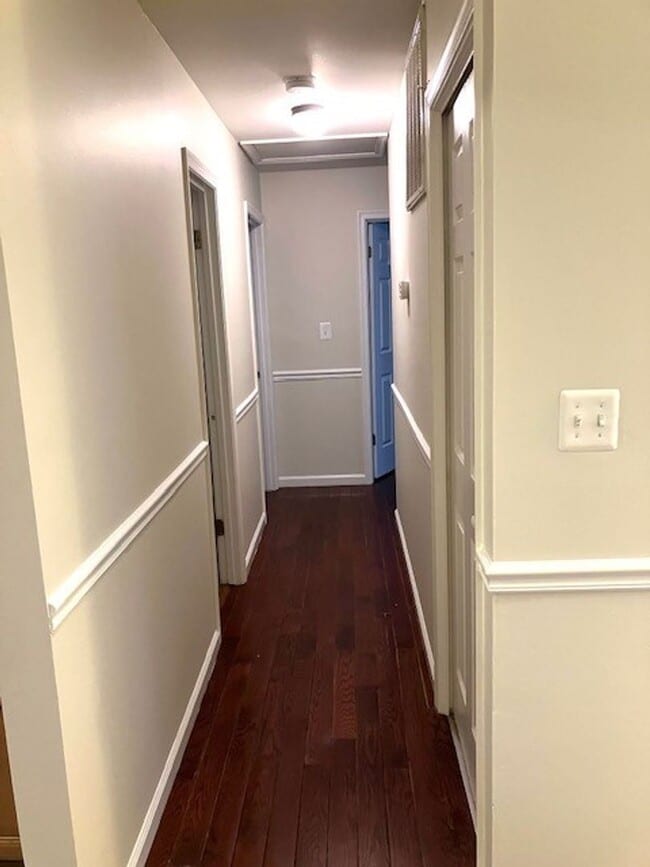 Building Photo - SPACIOUS HOME ON LARGE LOT - 4 BEDS 2.5 BATHS