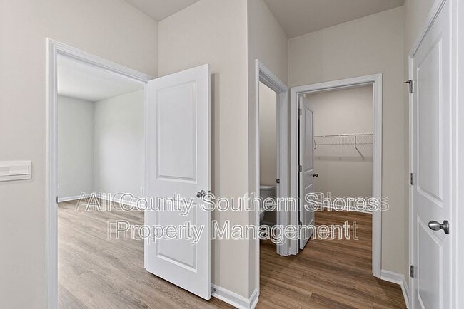 Building Photo - 215 Konik St