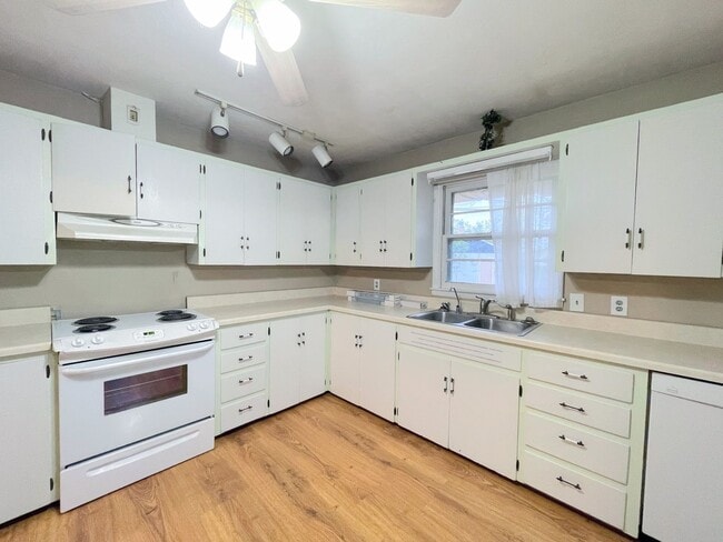 Building Photo - 2 bed brick home outside town