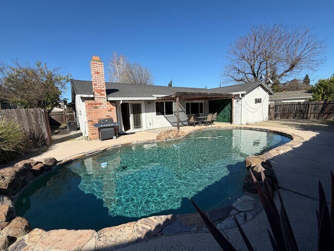 Building Photo - 3 Bedroom | 2 Bathroom | Single family with pool