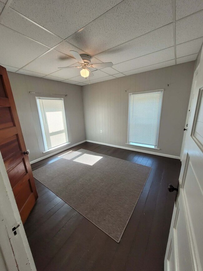 Building Photo - 3 Bedroom 1 Bath