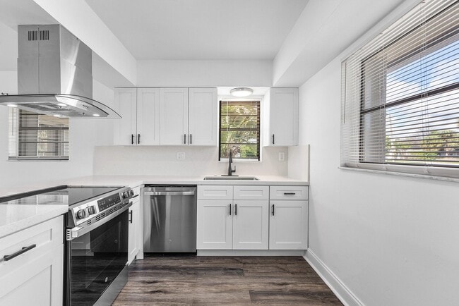 Building Photo - 500 NE 48th St