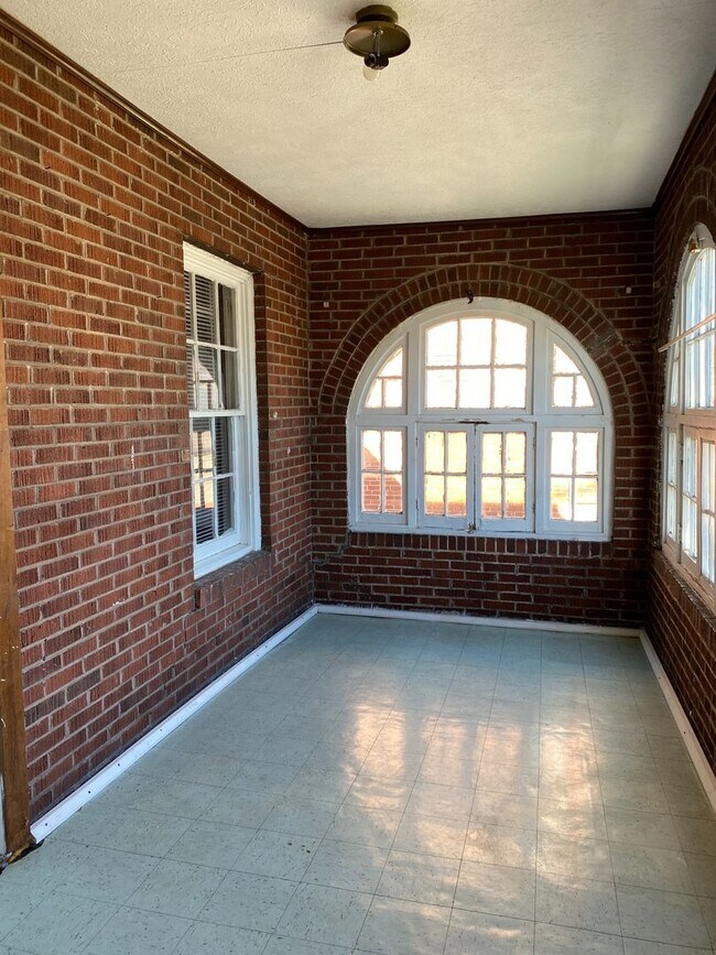 Building Photo - 308 S Kentucky Ave
