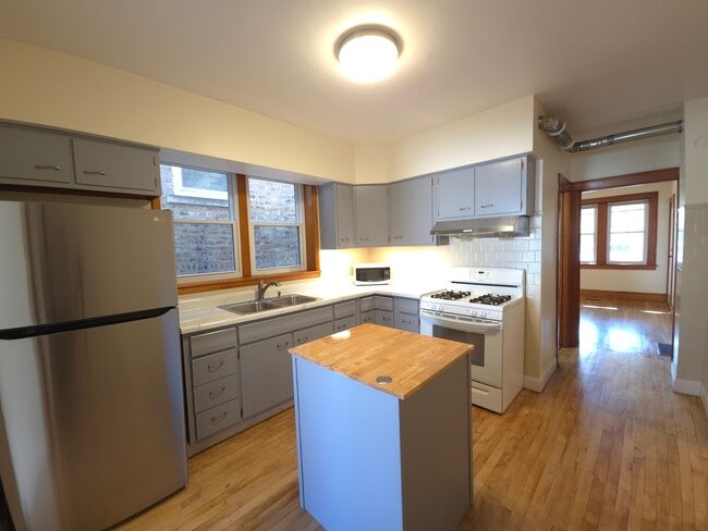 Building Photo - 1630 W 38th Pl