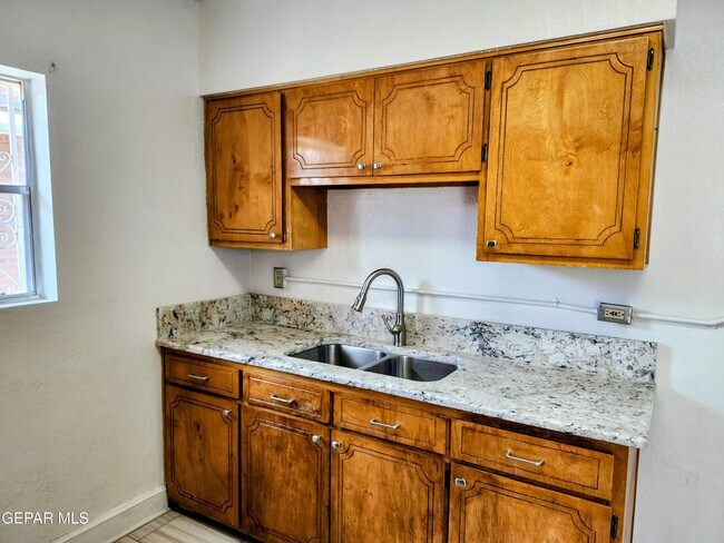 Building Photo - 618 N Estrella St
