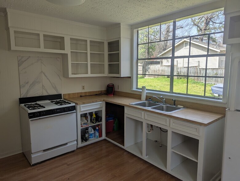 Building Photo - 806 Belhaven St