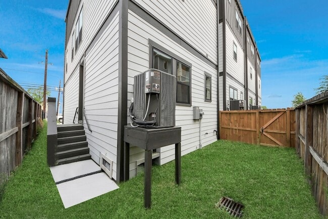 Building Photo - 2426 Ella Blvd