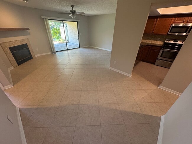 Building Photo - Spacious Two Bedroom Two Bath Condo in Pon...