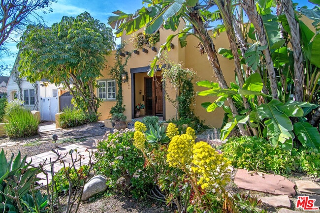 Building Photo - 543 N Las Palmas Ave