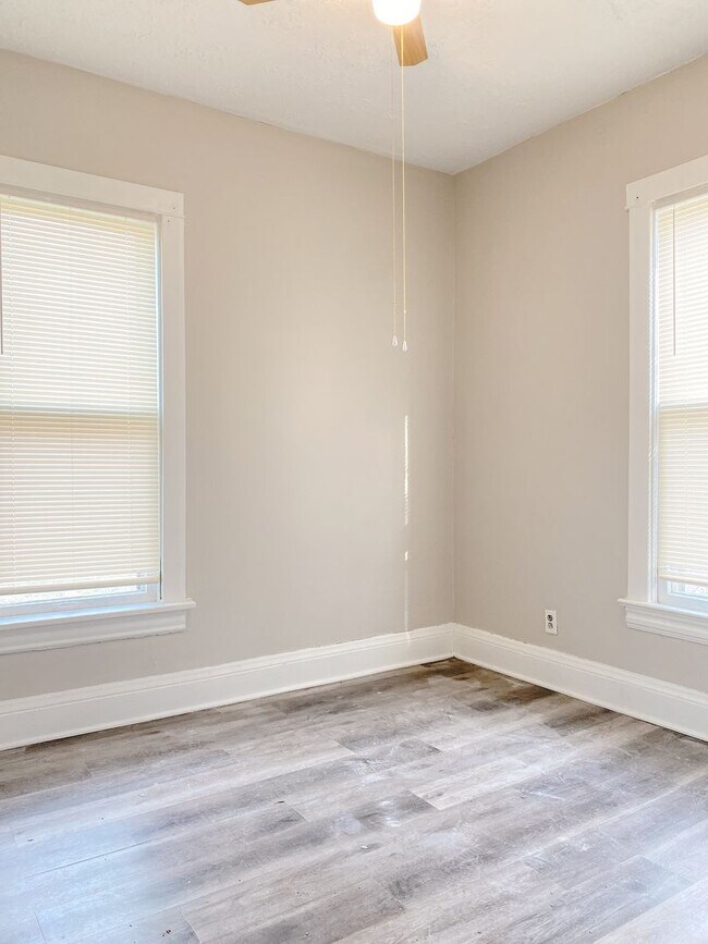 Building Photo - Large 2 bed 1 bath house