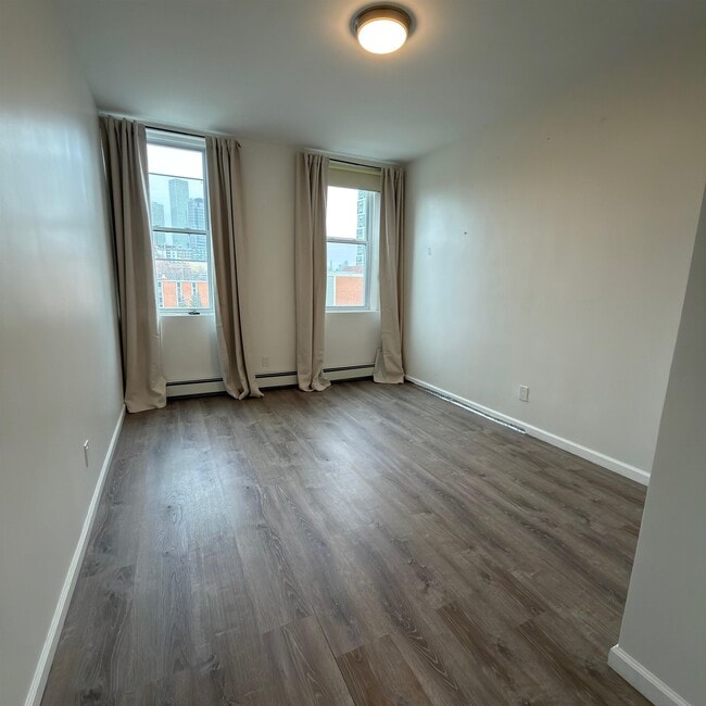 Building Photo - 737 Montgomery St