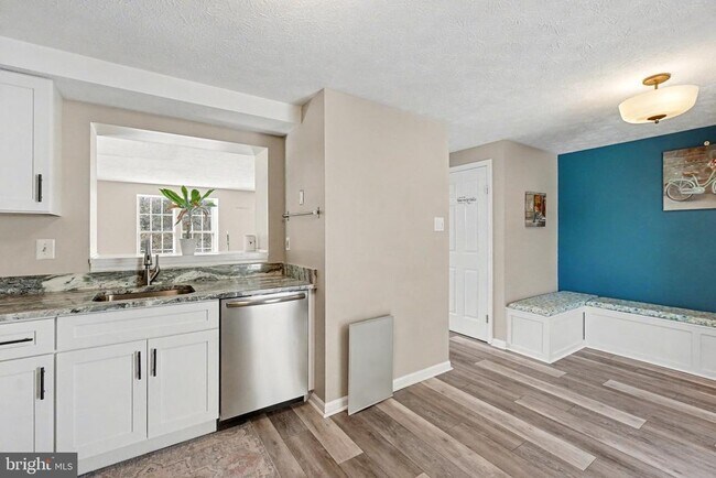 Building Photo - 1713 Chesterfield Square