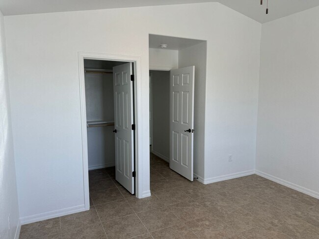 Building Photo - Newer 3 bedroom home with 2 car garage on ...