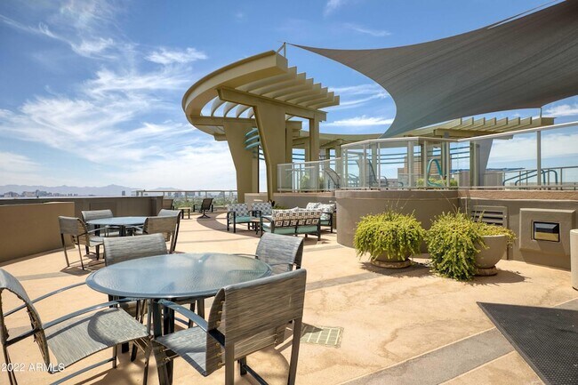 Building Photo - 2402 E Esplanade Ln