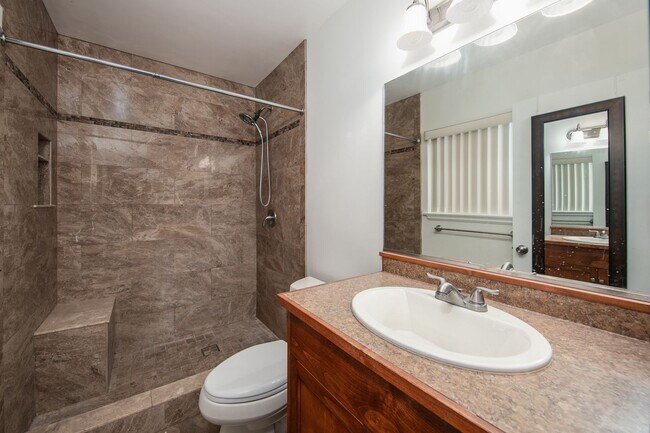 Building Photo - Updated 3 Bedroom Home in Quiet Street