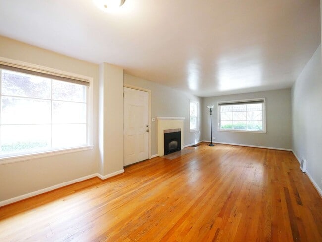 Building Photo - 5 BED & 2.5 BATH SINGLE FAMILY HOUSE FOR RENT