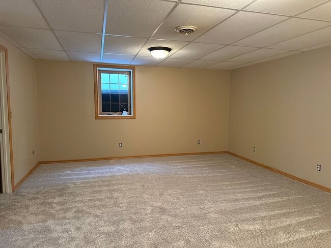 Building Photo - 4 Bedroom Townhome