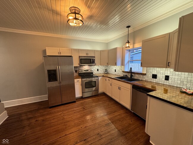 Building Photo - 449 Yandes St