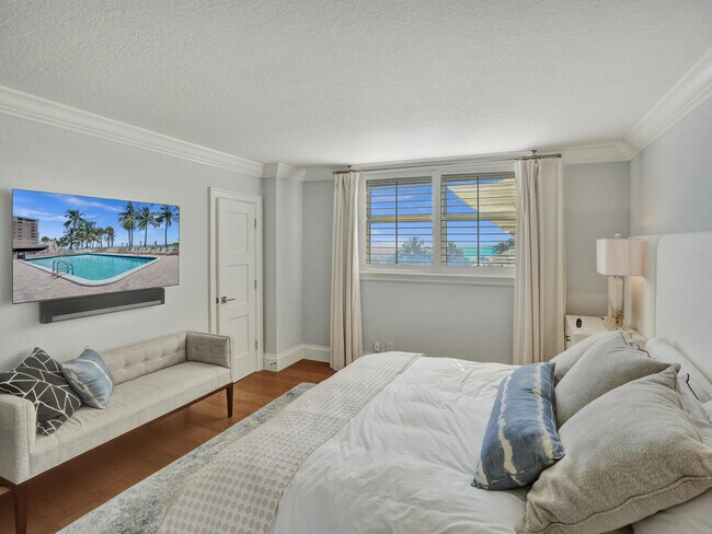 Building Photo - 1051 Hillsboro Mile